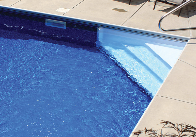 Saratoga Corner Pool Step